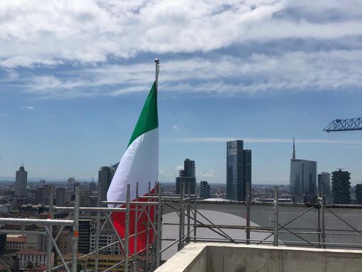 Il tricolore sul tetto e la piccola cerimonia (foto di Andrea Cherchi). Poi i rendering di come sarà la torre completata