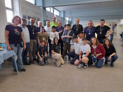 Foto di gruppo, alla Piscina Bustese, al termine del "Progetto nuoto" 2024 Foto di gruppo, alla Piscina Bustese, al termine del "Progetto nuoto" 2024