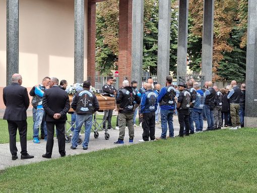 Hurricanes schierati accanto al feretro per l'ultimo saluto a Giulio Borri Hurricanes schierati accanto al feretro per l'ultimo saluto a Giulio Borri