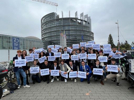 Europa, flash mob Lega Giovani davanti a Europarlamento per tutela identità locali
