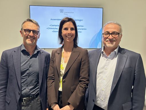 Da sinistra, i presidenti Roberto Salmini “Cartarie”, Michela Conterno “Gomma-Plastica” e Roberto Baldan “Chimiche-Farmaceutiche” Da sinistra, i presidenti Roberto Salmini “Cartarie”, Michela Conterno “Gomma-Plastica” e Roberto Baldan “Chimiche-Farmaceutiche”