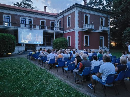 Pubblico numeroso e attento a villa Calcaterra per l'esordio della rassegna estiva all'aperto Pubblico numeroso e attento a villa Calcaterra per l'esordio della rassegna estiva all'aperto