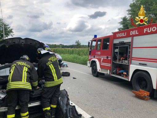 Scontro sulla Provinciale a Tradate, intervengono i vigili del fuoco Scontro sulla Provinciale a Tradate, intervengono i vigili del fuoco