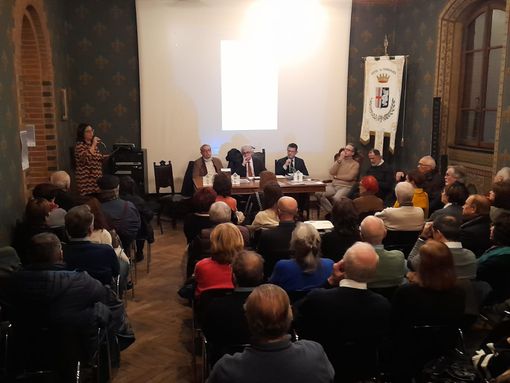 Pubblico numeroso e partecipe alla tavola rotonda su Vittorio Introini