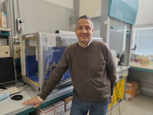 Il professor Loredano Pollegioni. Sotto: la proteina utilizzata nei laboratori dell’Università dell’Insubria per produrre un nuovo vaccino contro la tubercolosi