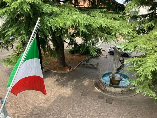 La bandiera listata a lutto, a Samarate