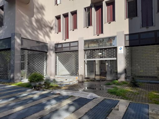 Parte dei guai del condominio sono intuibili anche osservando dall'esterno dell'immobile