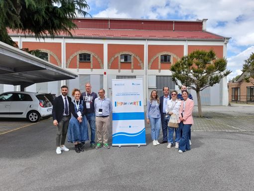 Alcuni dipendenti impegnati nell'open day, con l'ad Tugnoli, primo da sinistra, e il presidente Montani, nel gruppetto alla destra del roll-up