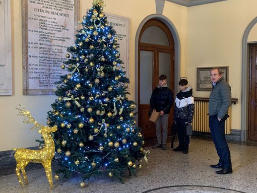 Illuminazioni natalizie smart nelle scuole e in Comune grazie agli studenti dell’Enaip