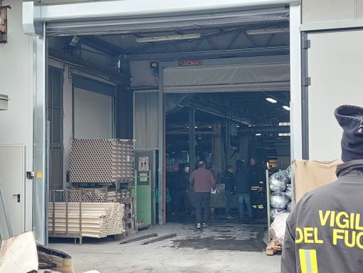 I soci “bloccano” l'incendio nell'azienda. «Avevamo fatto un corso. È stato provvidenziale»