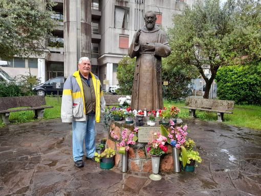 Pasquale Iozzolino accanto alla statua di Padre Pio