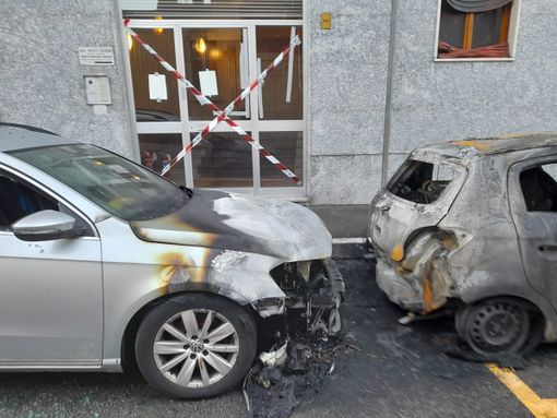 Veicoli in fiamme a Busto, la notte da incubo dei condomini: «Ci siamo svegliati con il fumo in casa» Veicoli in fiamme a Busto, la notte da incubo dei condomini: «Ci siamo svegliati con il fumo in casa»