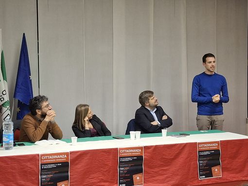 Filippo Cardaci, Alice Bernardoni e Pierfrancesco Majorino ascoltano vicissitudini e paradossi raccontati da Xhuljano Banaj Filippo Cardaci, Alice Bernardoni e Pierfrancesco Majorino ascoltano vicissitudini e paradossi raccontati da Xhuljano Banaj