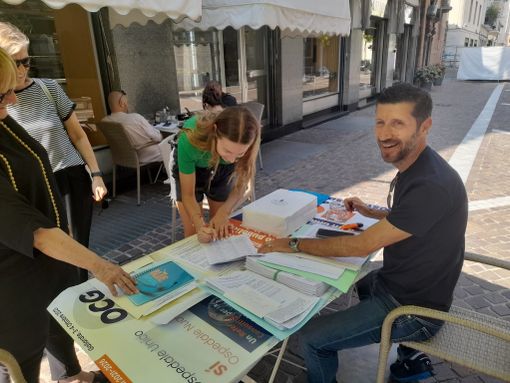 Massimo Gnocchi a uno dei tanti gazebo organizzati per la petizione Massimo Gnocchi a uno dei tanti gazebo organizzati per la petizione