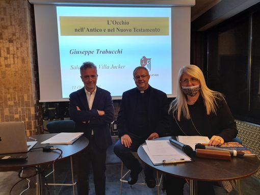 Il dottor Trabucchi con monsignor Cairati e la giornalista Cristina Masetti Il dottor Trabucchi con monsignor Cairati e la giornalista Cristina Masetti