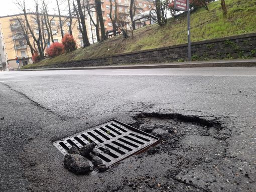 È tornata “Profondo rosso”, la buca di via Tasso