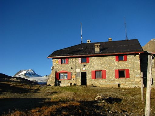 Il tango risuona al “Città di Busto” e il Cai depone la targa del centenario