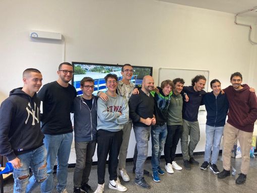 Nella foto, gli studenti e il professore dell'Isis Cipriano Facchinetti di Castellanza, terzo classificato