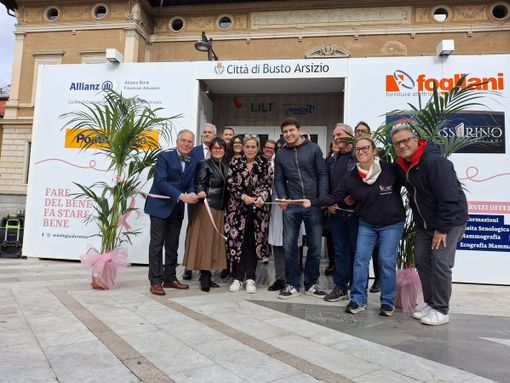 Il taglio del nastro davanti alla postazione mobile per il ritorno il piazza San Giovanni di &quot;Senologia al centro&quot;