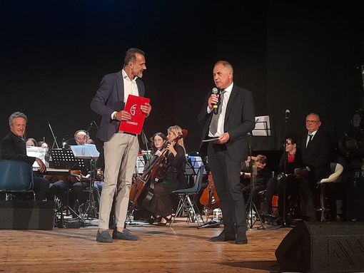 Danilo Lamperti e Franco Castiglioni, sul palco del Teatro Manzoni con l'orchestra StradiVari