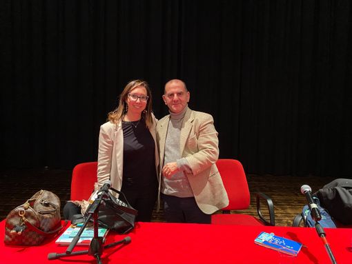 Chiara Massazza e Alberto Pellai, con i primi interventi della serata Chiara Massazza e Alberto Pellai, con i primi interventi della serata