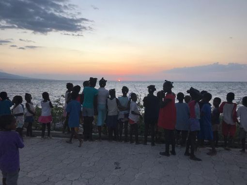 LA FOTO. I bimbi incantati dal tramonto ad Haiti: la bellezza donata a tutti. Anche a noi