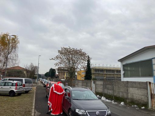 Assalto al centro tamponi Covid di Gorla Maggiore. Coda infinita e proteste, nonostante Babbo Natale