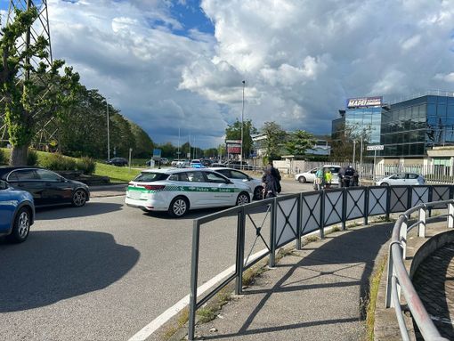 Tamponamento alla rotonda di via Busto-Fagnano: traffico in tilt Tamponamento alla rotonda di via Busto-Fagnano: traffico in tilt