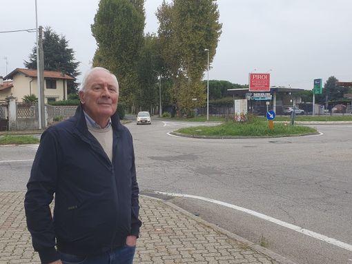 Adriano Landoni davanti alla rotonda tra i viali Boccaccio e Toscana