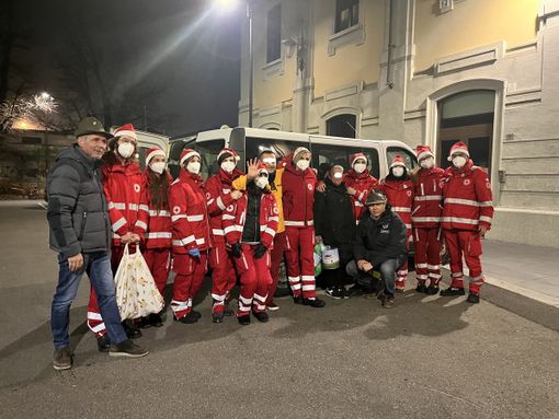 VIDEO. Alla stazione centrale di Busto è già Natale per i clochard grazie all'amicizia