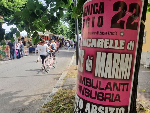 Ambulanti dell’Insubria in viale Lombardia. «Bello vedere la gente passeggiare per le strade importanti della città»