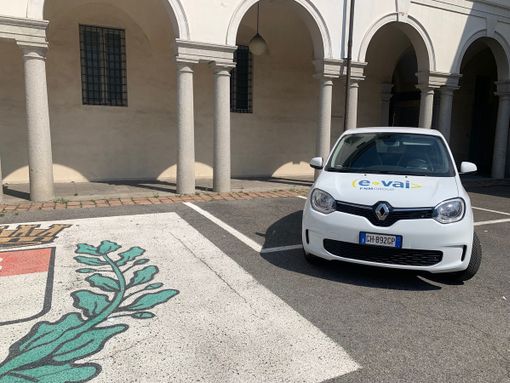 Cresce il servizio di car sharing a Busto: auto elettrica in condivisione tra Comune e cittadini