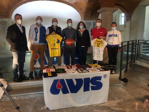 La presentazione dell'asta benefica a Cassano La presentazione dell'asta benefica a Cassano