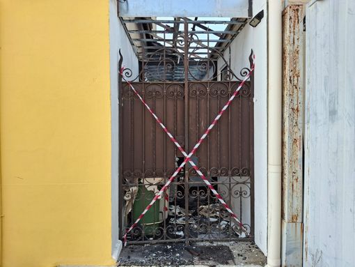 Prende fuoco una tettoia, paura e poi sollievo sul Sempione