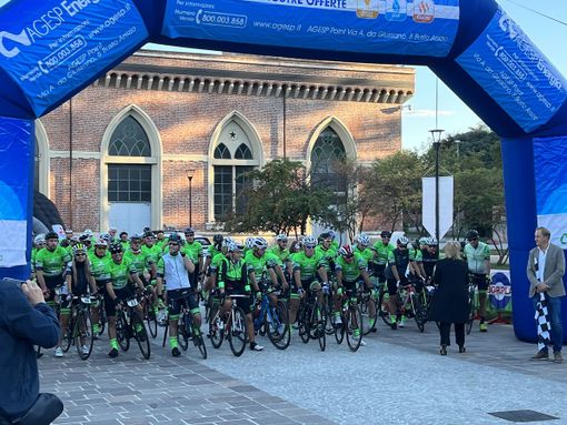 VIDEO. Fatica, festa e solidarietà: pedalano i 100 della Busto-Scopello