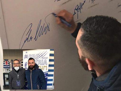Calzi mentre firma. Nella foto sotto con Andrea Fazzari