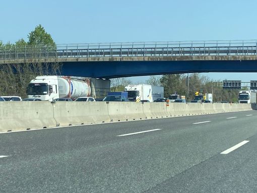 Camion in panne allo svincolo di Busto: code in autostrada