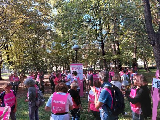VIDEO E FOTO. Un centinaio di persone hanno attraversato la Valle per “rompere il silenzio” sulla violenza