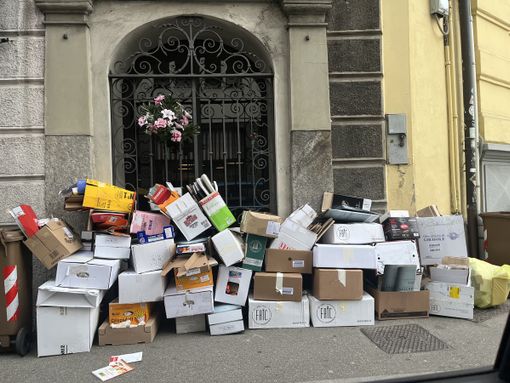 Rifiuti davanti alla cappellina nel centro di Busto: subito multato il responsabile