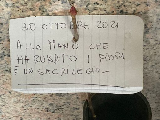 Un biglietto posato in queste ore su una lapide a Busto