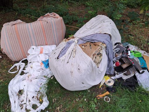 Gli incivili tornano a colpire alla Cascina dei Poveri. Tallarida: «Avevamo pulito da poco» Gli incivili tornano a colpire alla Cascina dei Poveri. Tallarida: «Avevamo pulito da poco»