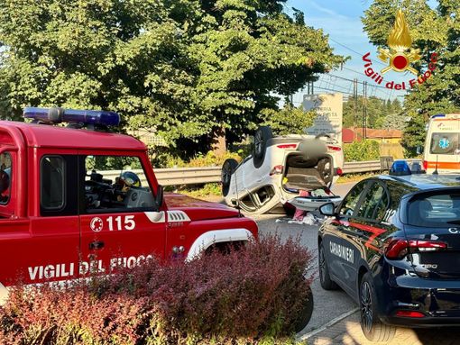 Si ribalta auto a Casorate, ferita una ragazza Si ribalta auto a Casorate, ferita una ragazza