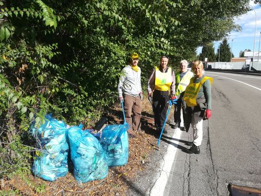Genitori e figli al lavoro per pulire parco e vie di Castellanza