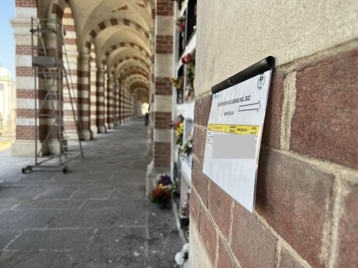 Uno degli avvisi apparsi sulle arcate del cimitero principale di Busto Arsizio Uno degli avvisi apparsi sulle arcate del cimitero principale di Busto Arsizio