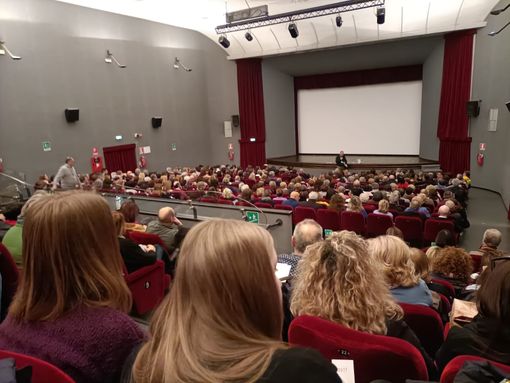 Il Lux straripante di spettatori per "C'è ancora domani" Il Lux straripante di spettatori per "C'è ancora domani"