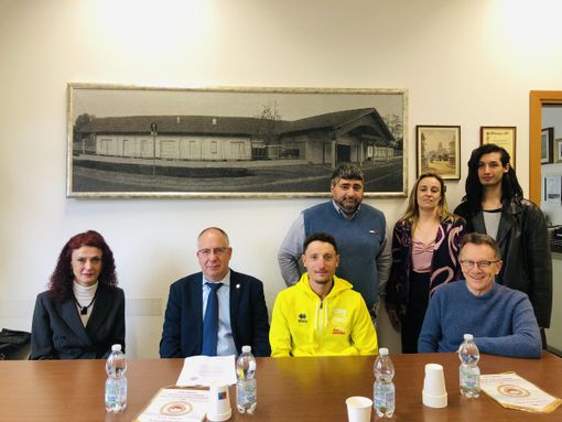 VIDEO. Le Cuffie colorate vogliono comprare casa. In passerella per aiutarle