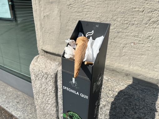 FOTO. Rifiuti, tutti insieme incivilmente. Così si &quot;spegne&quot; anche un cono