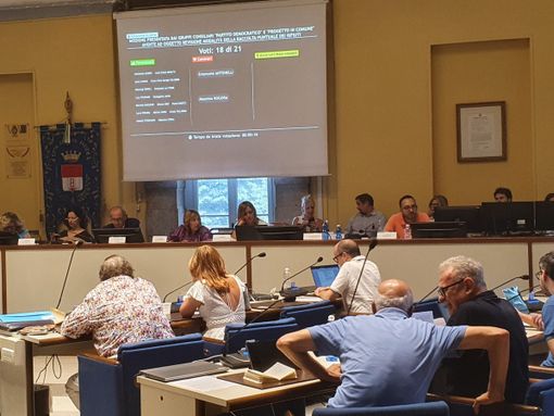Rifiuti, il Consiglio chiede raccolte straordinarie anti-degrado. Sindaco contrario: «Non possiamo suonare ogni campanello» Rifiuti, il Consiglio chiede raccolte straordinarie anti-degrado. Sindaco contrario: «Non possiamo suonare ogni campanello»