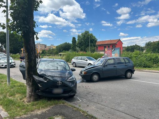 Busto, scontro tra due auto in viale Trentino. Soccorso un 73enne