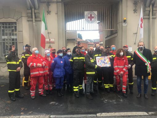 Un momento dello scorso dicembre, quando i vigili del fuoco andarono alla sede della Croce Rossa nella loro tradizionale manifestazione natalizia